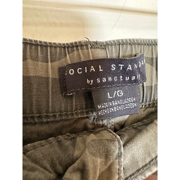 Social Standard by Sanctuary - Green camouflage shorts - Size Large - Picture 4 of 5